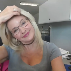 hot-mature-office-babe