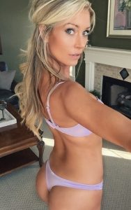 beautiful-milf-selfie-thong