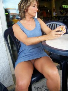 cougar-flashing-pussy-public